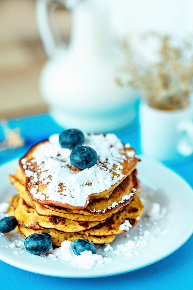 Glutenfreie Maispfannkuchen mit Heidelbeeren und Puderzucker