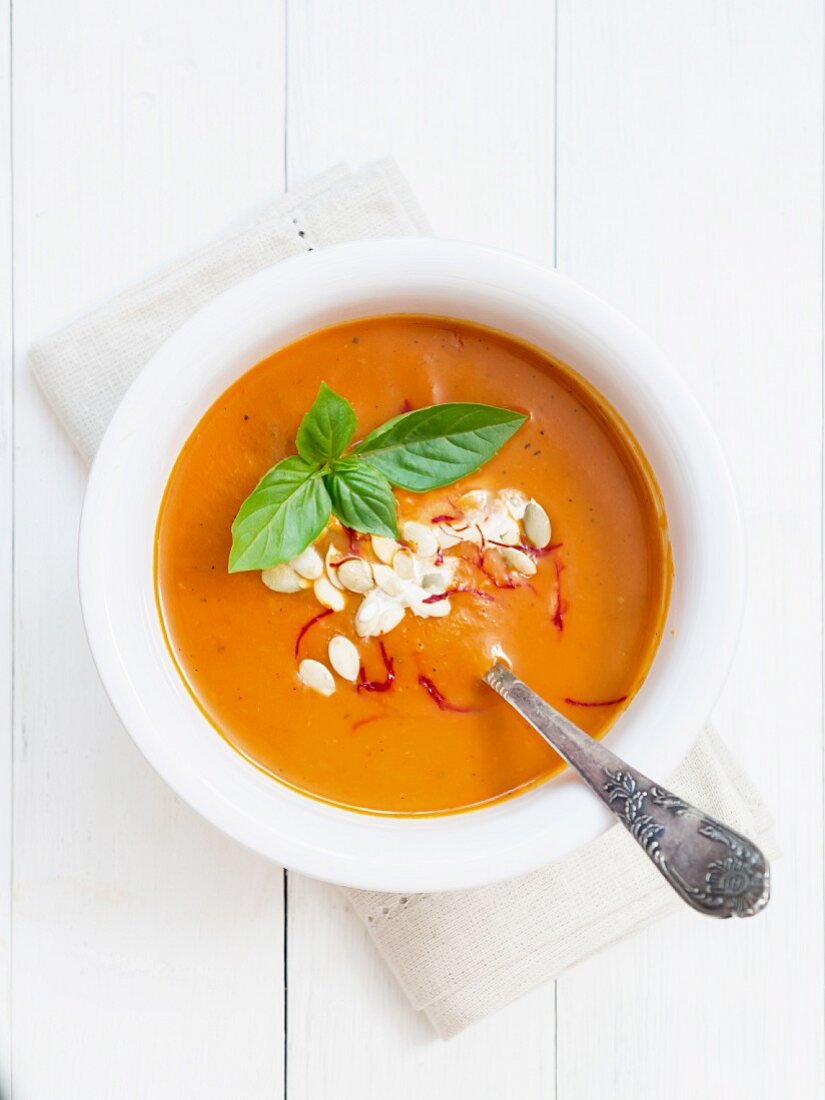 Tomaten-Kürbis-Suppe mit Safran in weisser Suppenschale