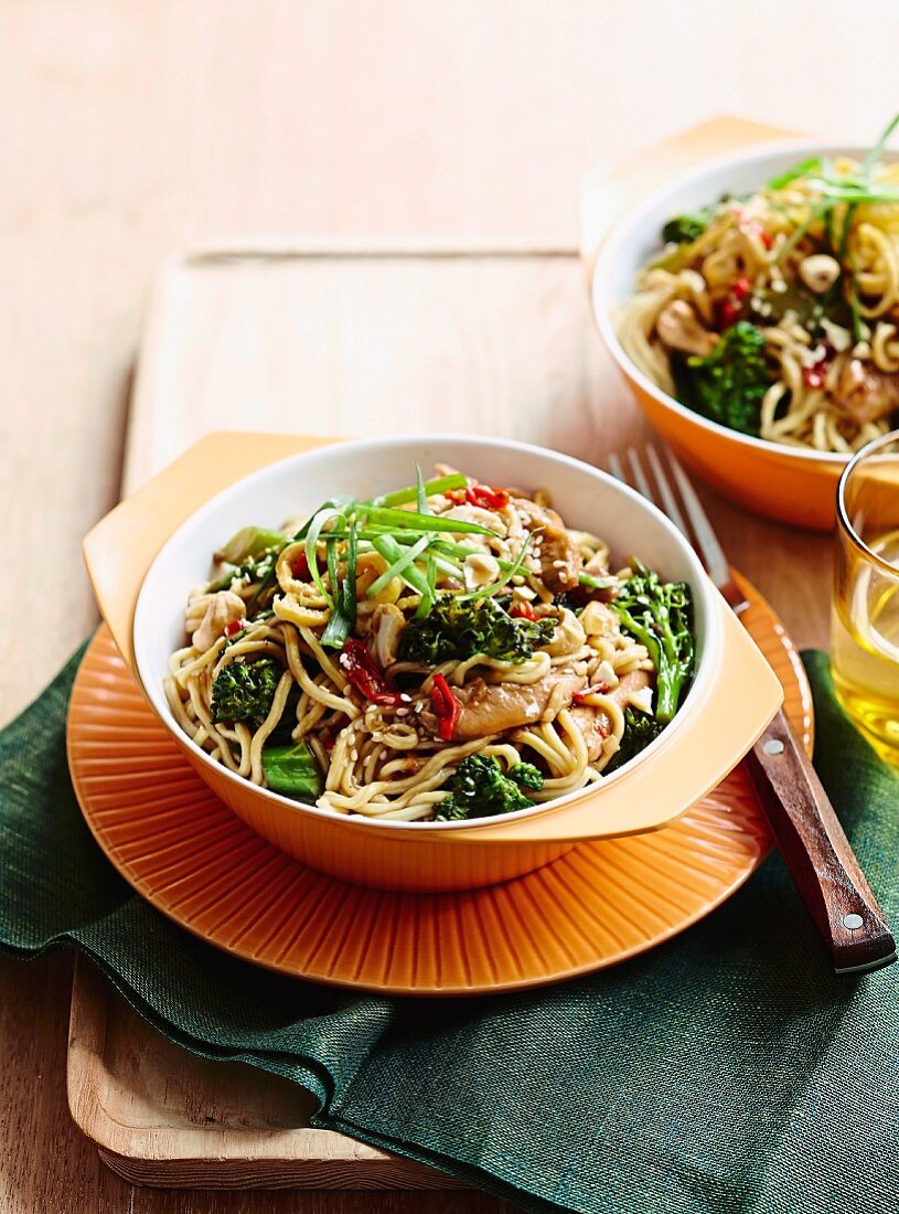 Honig-Hähnchen mit scharf gebratenen Nudeln und Brokkoli