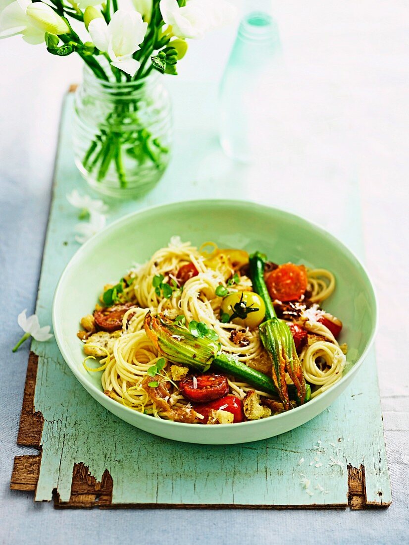 Spaghetti mit gebratenen Zucchiniblüten