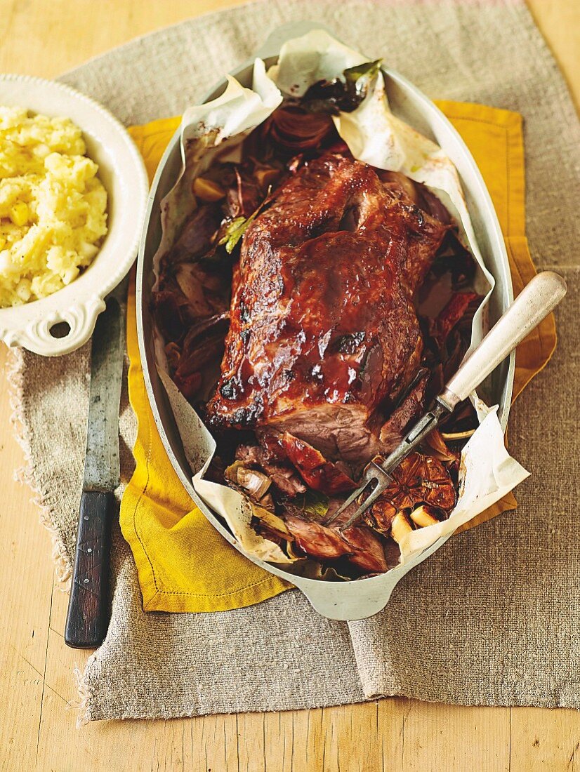 Halsgratbraten mit Quittenglasur, dazu Pastinaken-Birnen-Püree