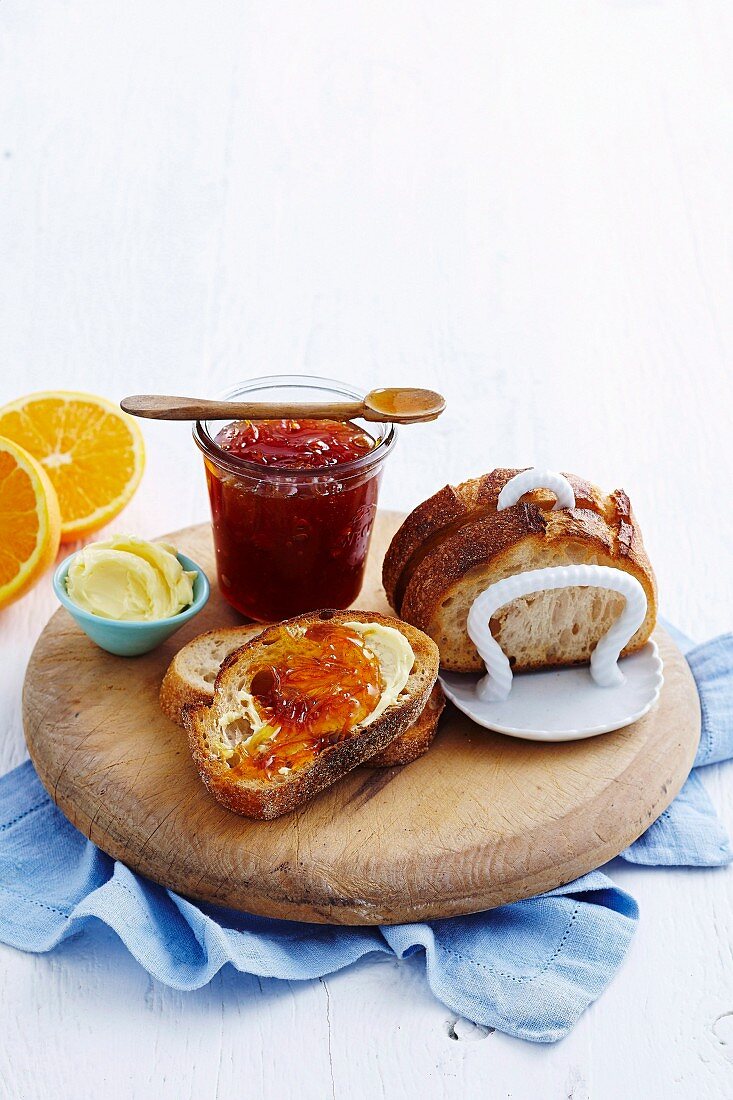Orangen-Vanille-Marmelade mit frischem Brot und Butter