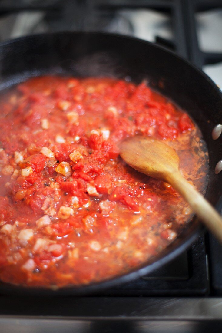 Making tomato sauce