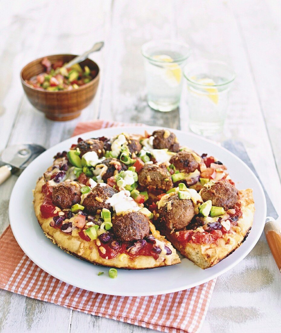Tex-Mex Pfannen-Pizza mit Fleischbällchen, Mais und Kidneybohnen