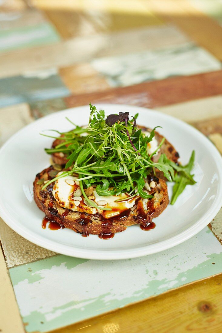 Zwei Käse-Crostini mit Rucola