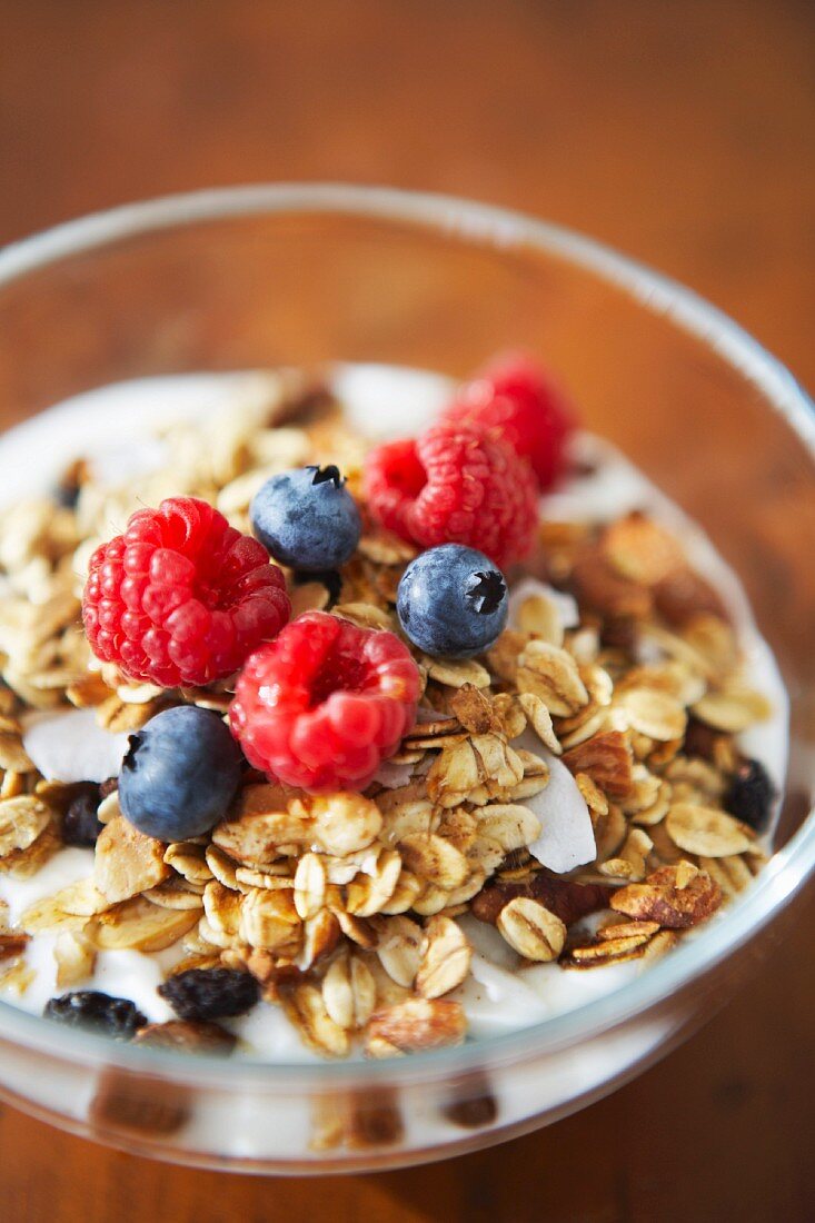 Müsli mit Himbeeren und Blaubeeren