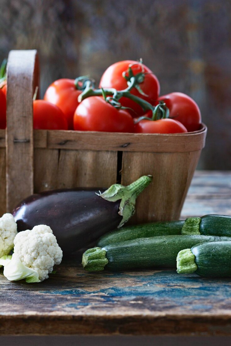 Stillleben mit Tomaten, Aubergine, Zucchini und Blumenkohl