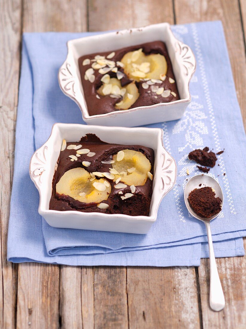 Schokoladenpudding mit Birnen