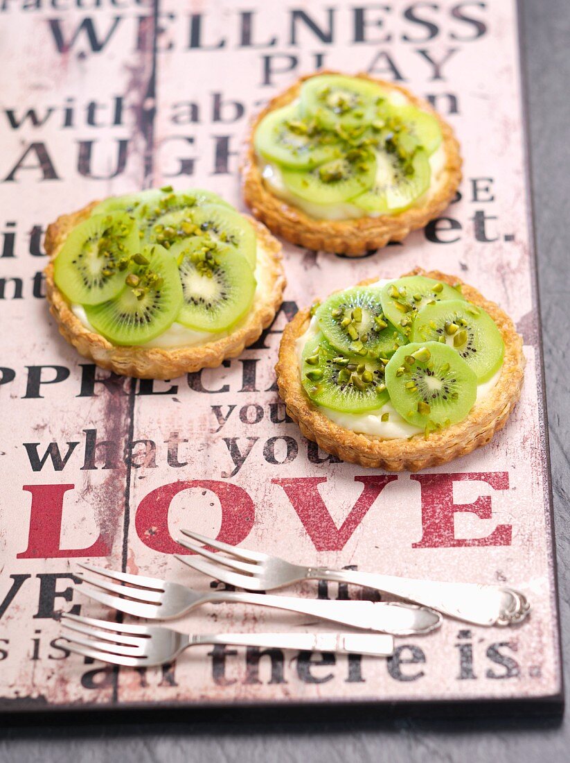 Puff pastry tartlets with vanilla cream and kiwis