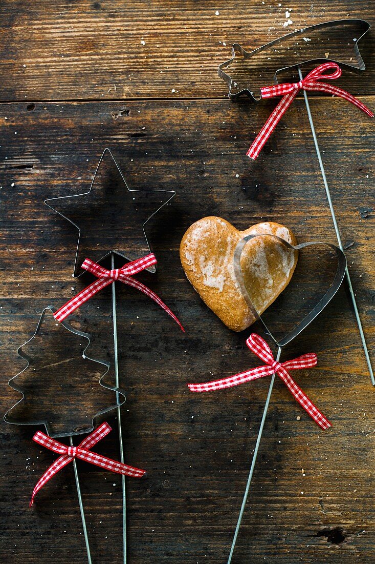 A gingerbread heart with cookie cutters