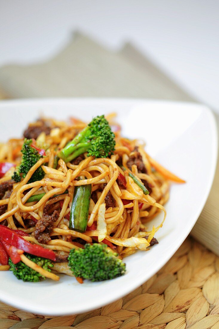 Fried noodles with broccoli and peppers (Asia)