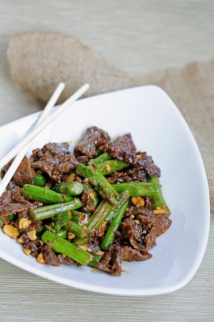 Fried beef with peanuts and asparagus (Asia)