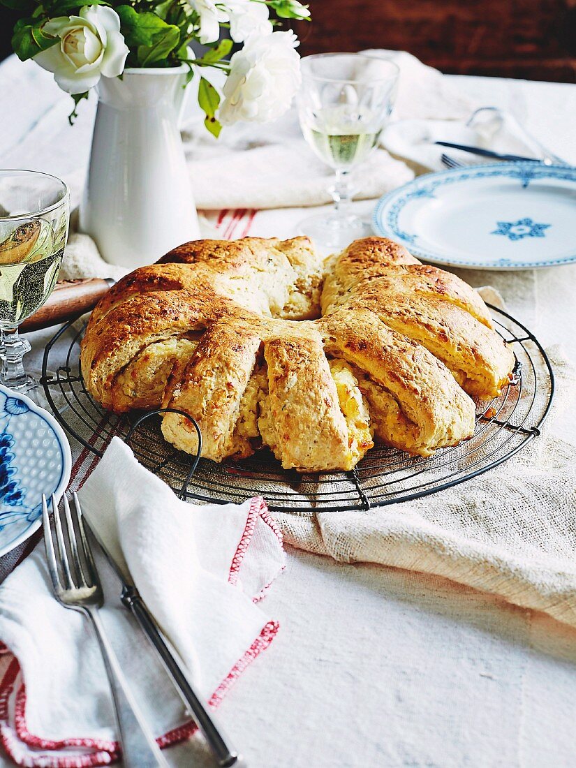 Pull Apart Bread (Zupfkuchen) mit Cheddar, Rosmarin und Orangenmarmelade auf einem Kuchengitter