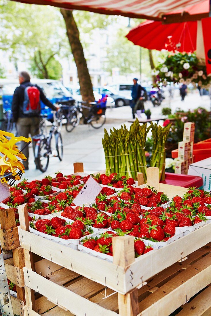 Erdbeeren und Spargel auf einem Marktstand