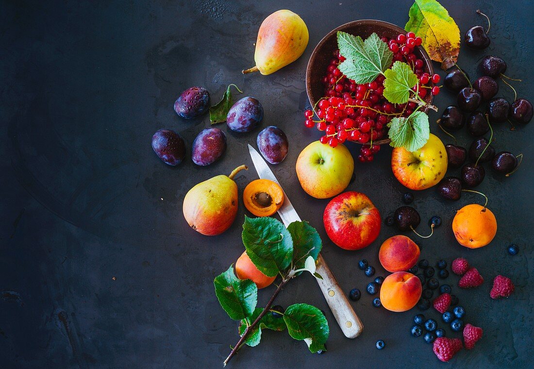 Obststillleben mit Beeren und Blättern