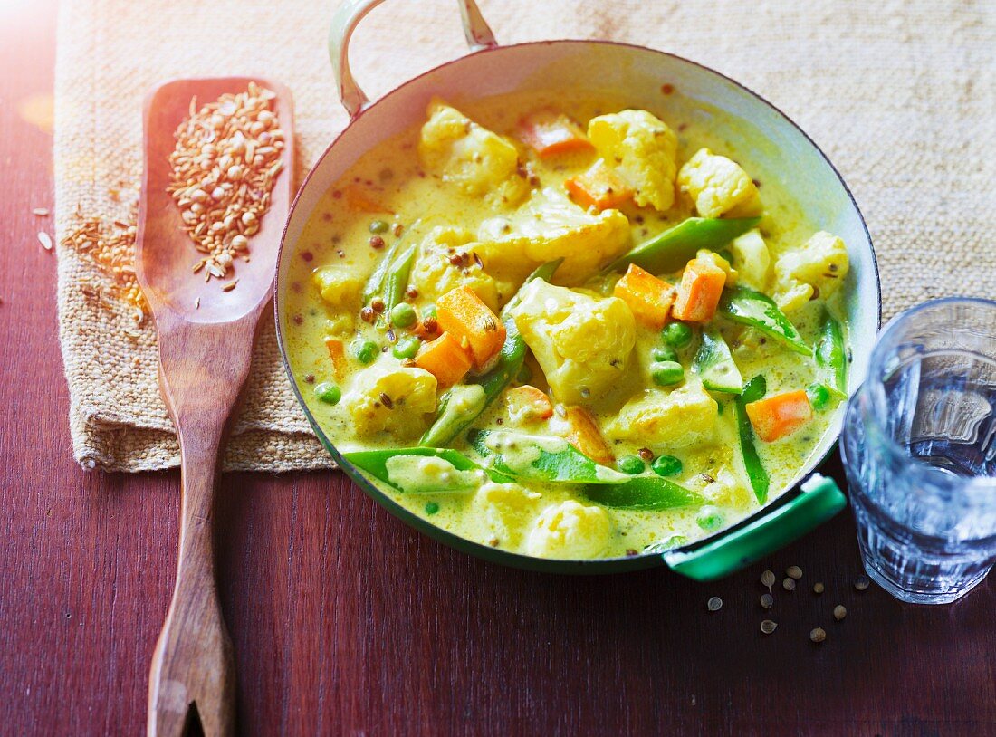 Vegetable curry with cauliflower, elecampane and brown mustard seeds