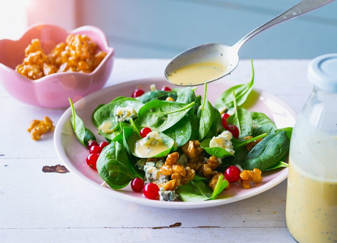 Spinatsalat mit Gorgonzola, Johannisbeeren, Walnüssen und Mohndressing
