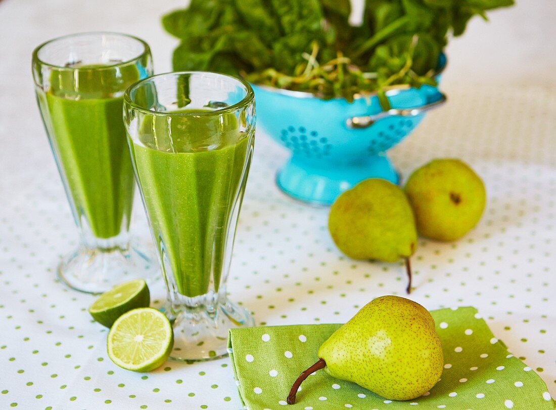 Green detox smoothies made from pears, spinach and limes