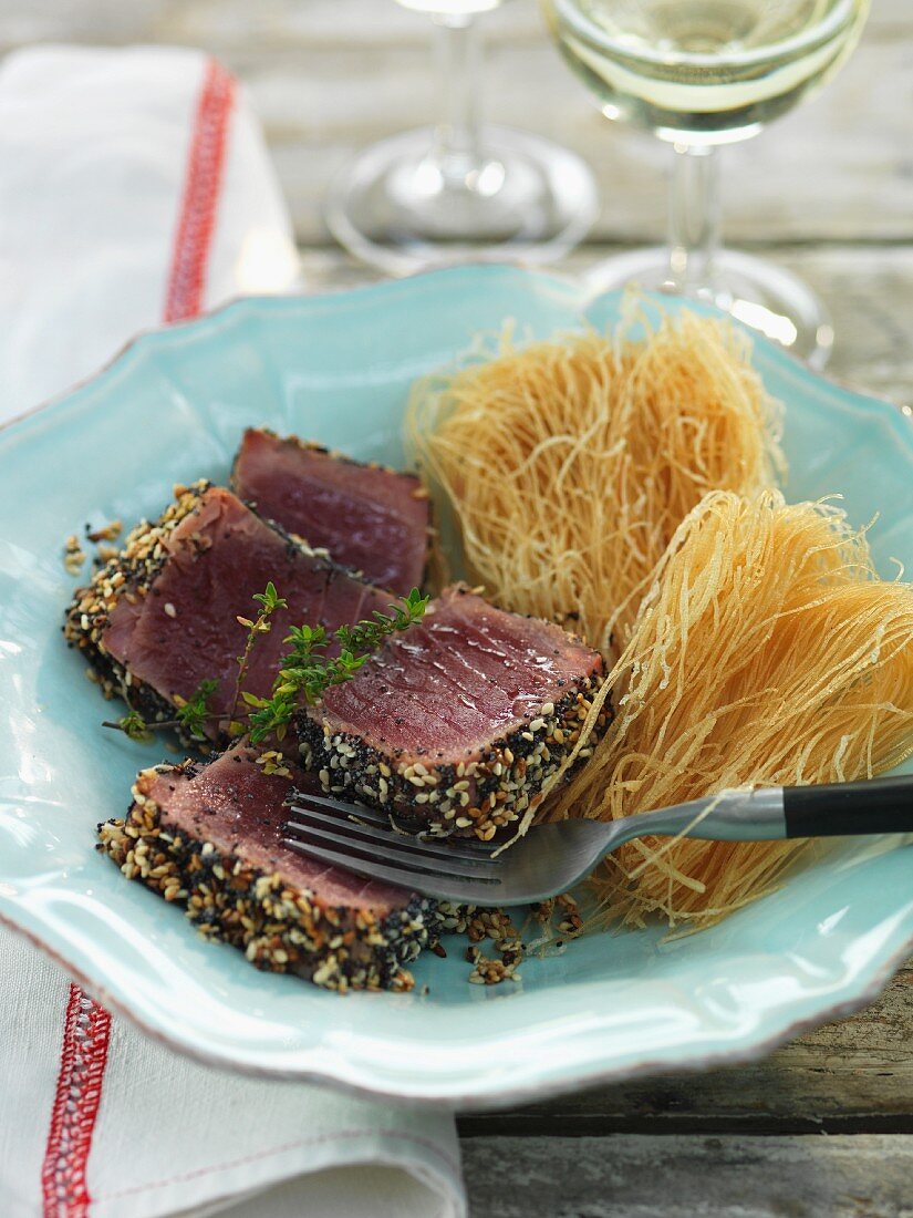 Thunfisch mit Sesam und Mohn, dazu frittierte Reis-Vermicelli