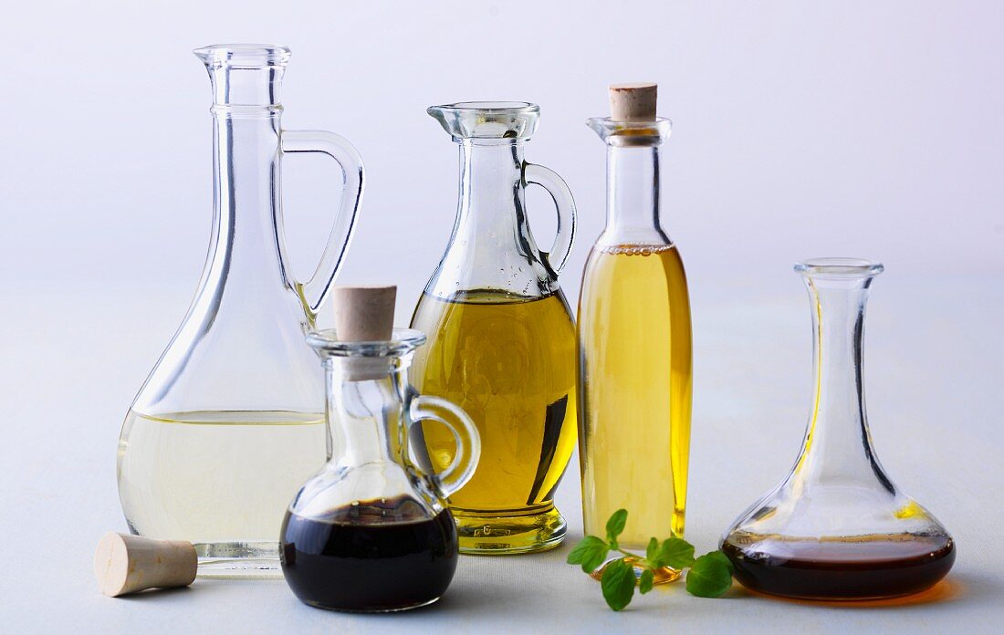 Verschiedene cholesterinsenkende Öl- und Essigsorten