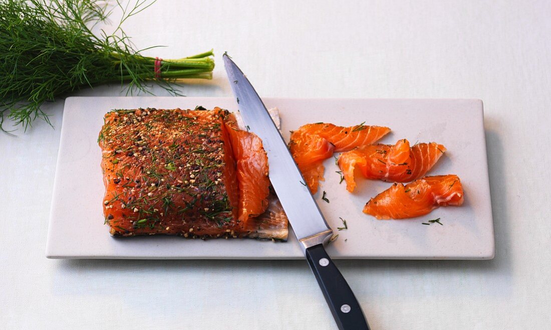 Selbst gebeizter Lachs mit Dill, Meersalz und Pfeffer