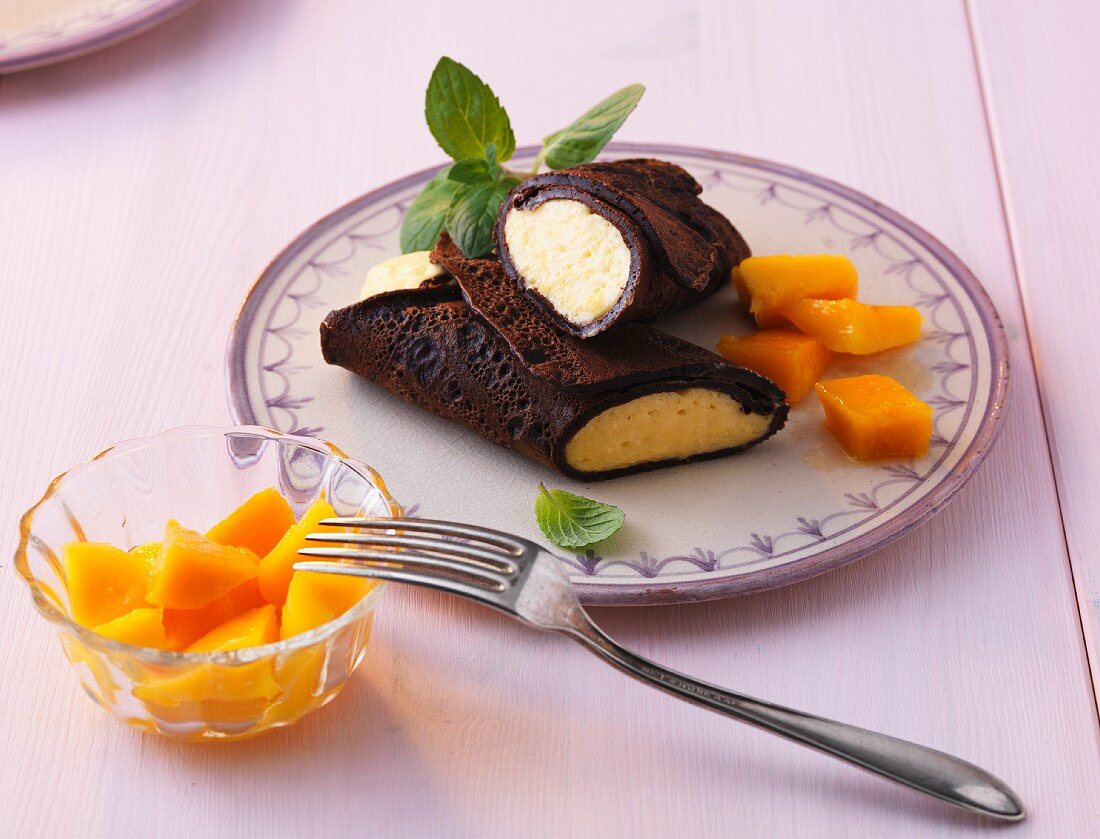 Schokoladenpfannkuchen gefüllt mit Mangocreme