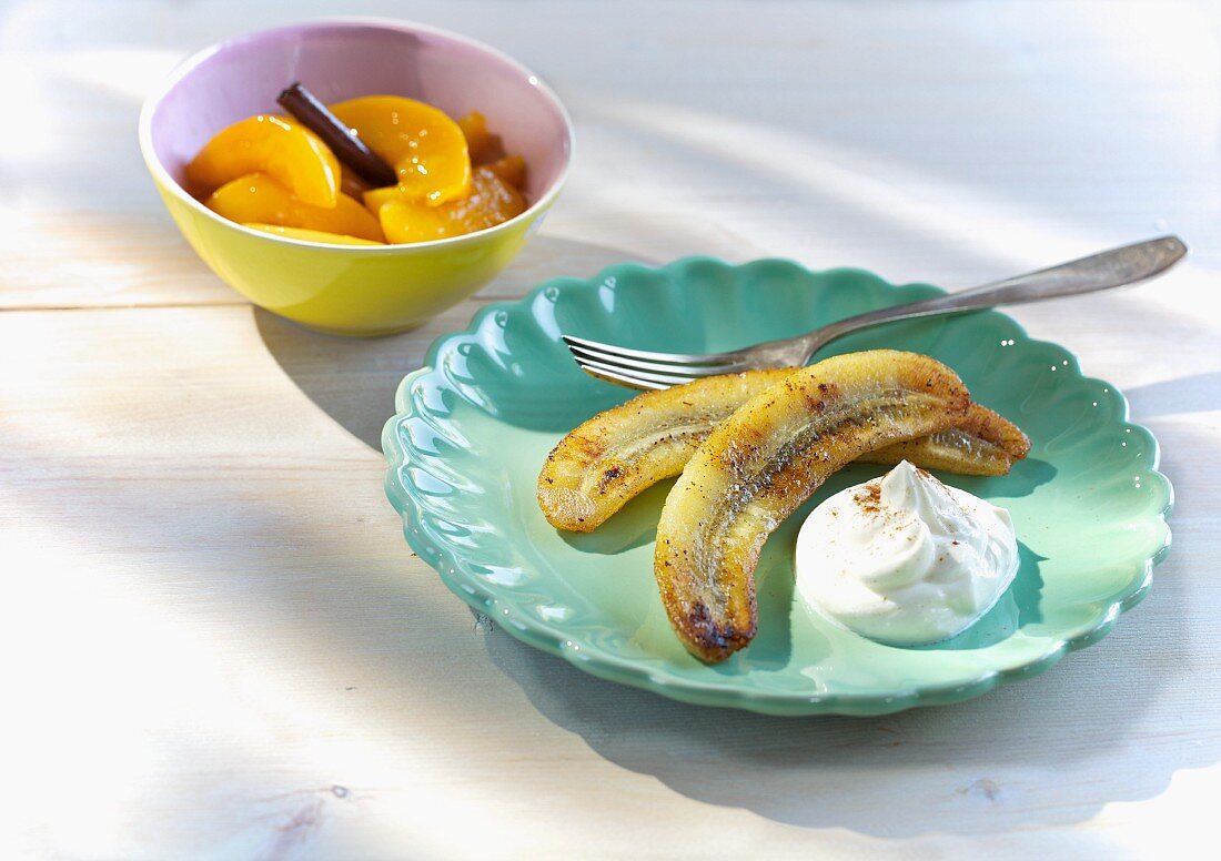 Gebackene Banane mit Pfirsichkompott und Zimtquark