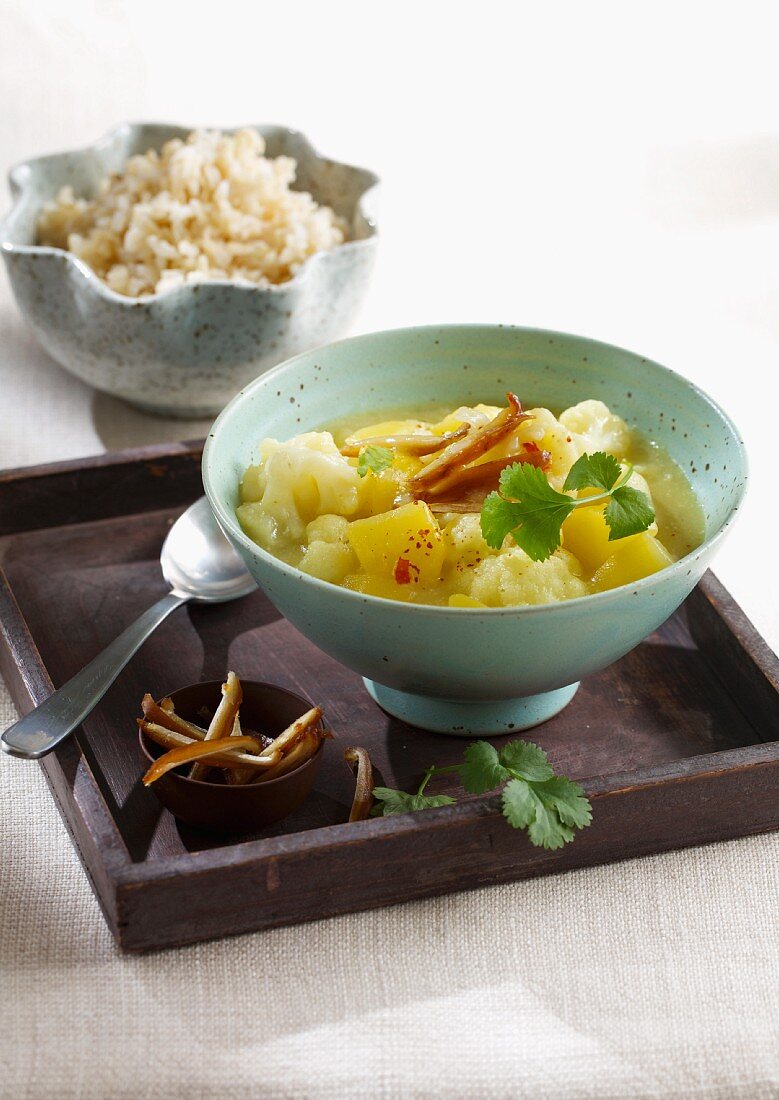 Blumenkohlcurry mit Kartoffeln und getrockneten Datteln