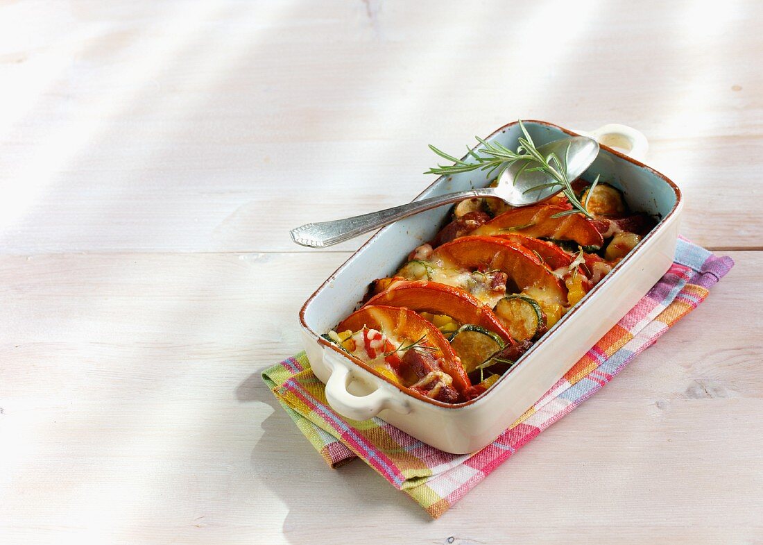 Toskanisches Kartoffel-Kürbis-Gratin mit Zucchini und Tomaten