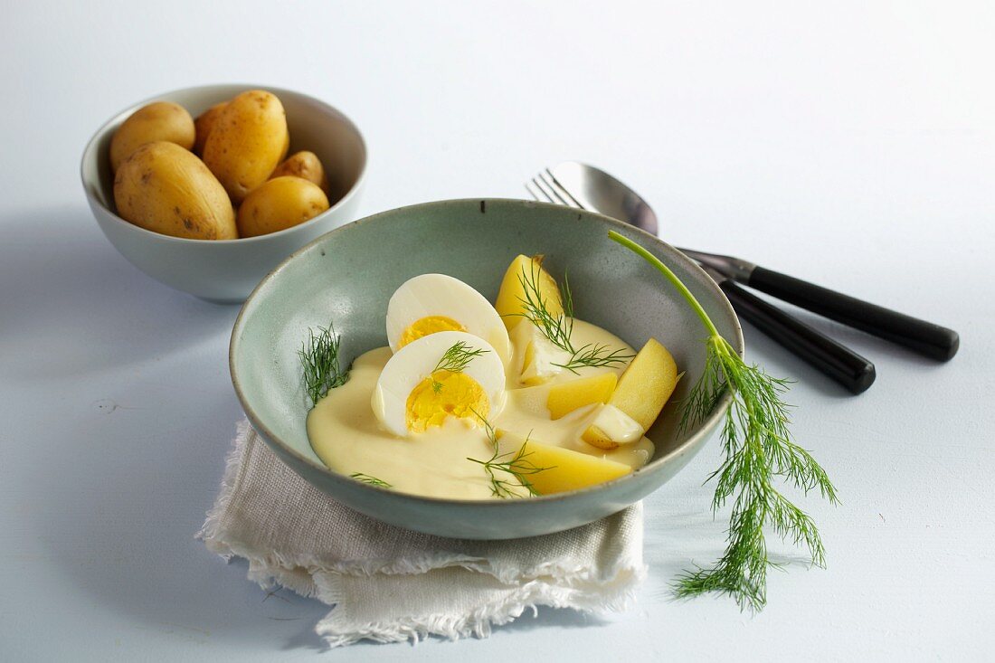Mustard eggs with new potatoes and dill