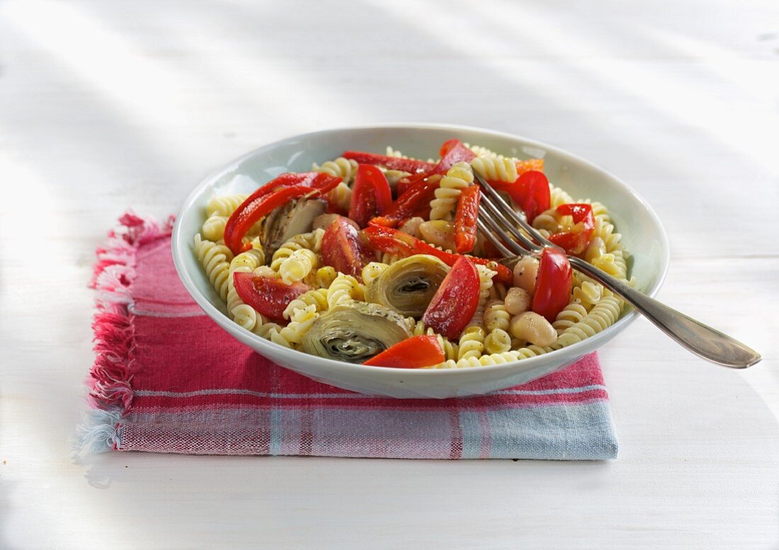 Quick pasta salad with red peppers, tomatoes and artichoke hearts