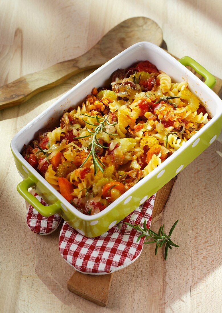 Red pasta bake with minced meat and brown lentils