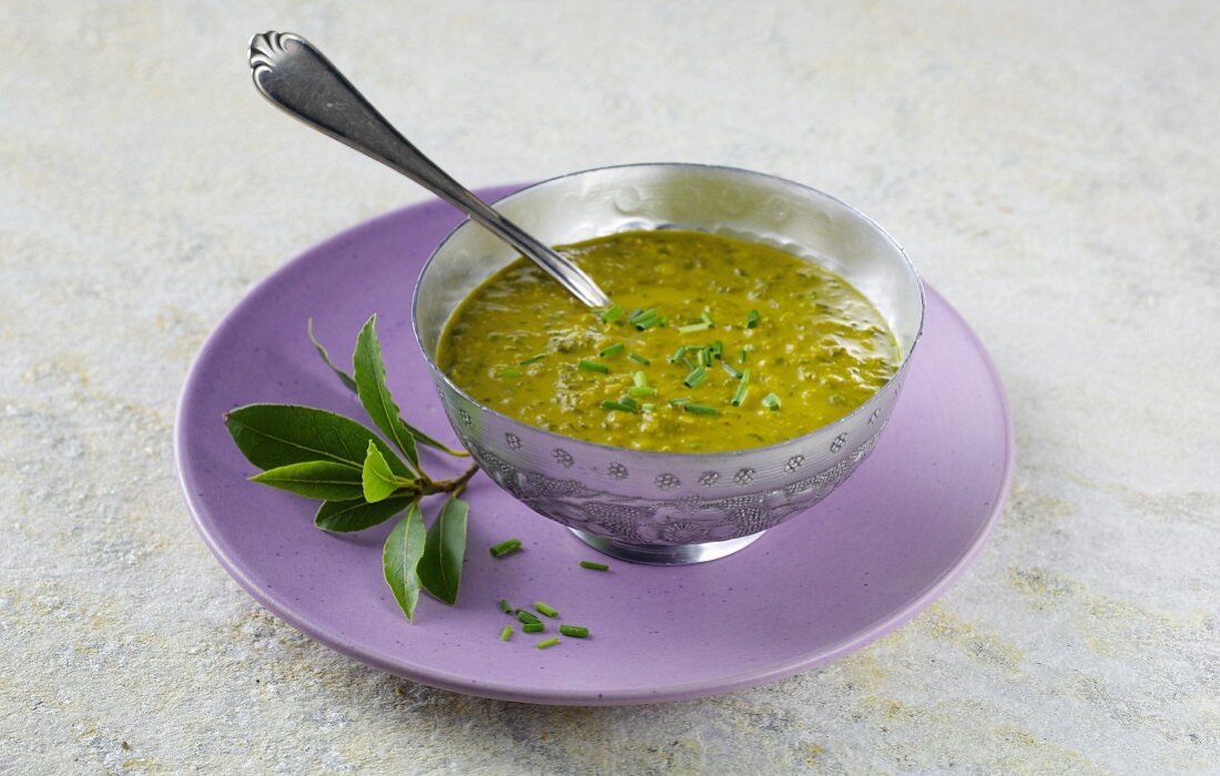 Mild-würziges Curry aus schwarzen und grünen Linsen