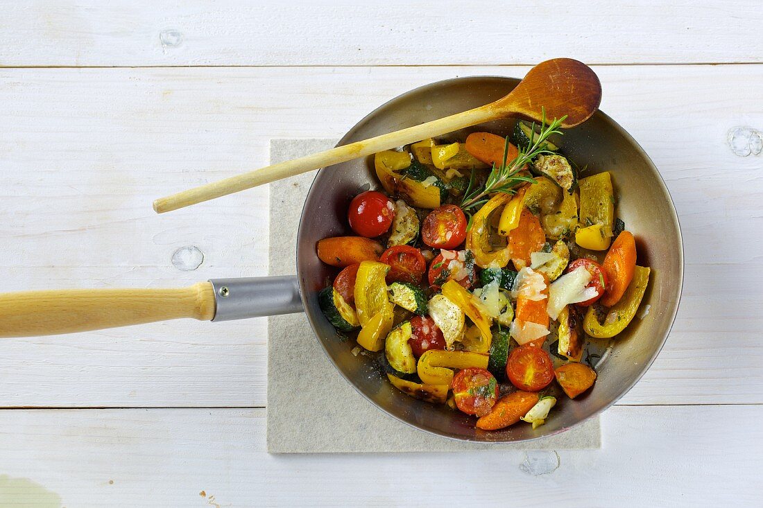 Gemüsepfanne mit Paprika, Zucchini und Tomaten