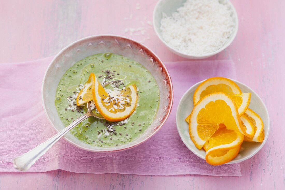 Mousse au coco - grüner Pudding aus Kokosmus, Orangen, Chiasamen, Spinat und Mangold