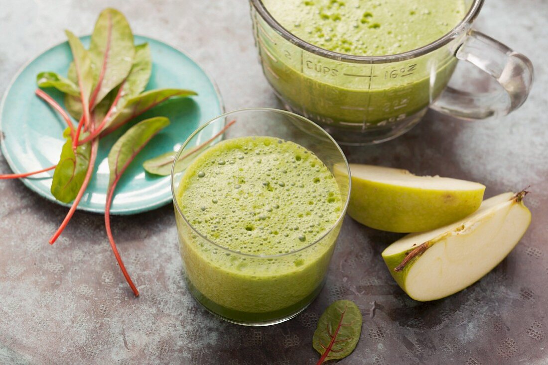A chard smoothie made with bananas, apples, baby spinach and lemon juice