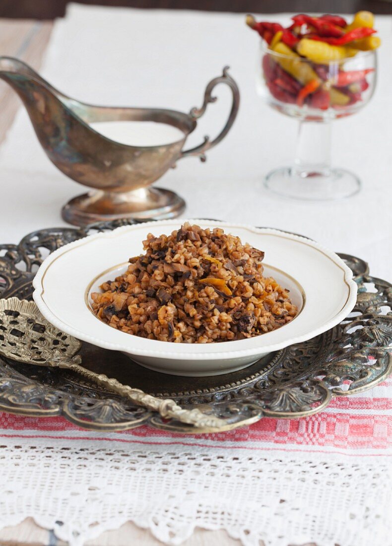 Buchweizengrütze mit Zwiebeln, Möhren und Pilzen