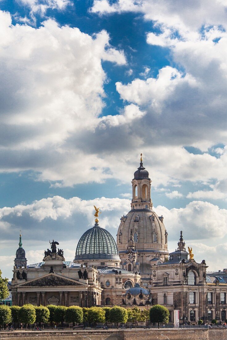 An der Brühlschen Terrasse in Dresden - die Kunstakademie mit riesiger Glaskuppel und die Frauenkirche