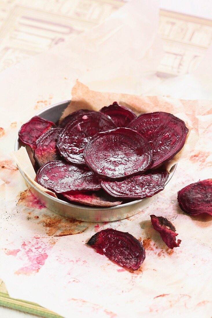 Rote-Bete-Chips auf Backpapier