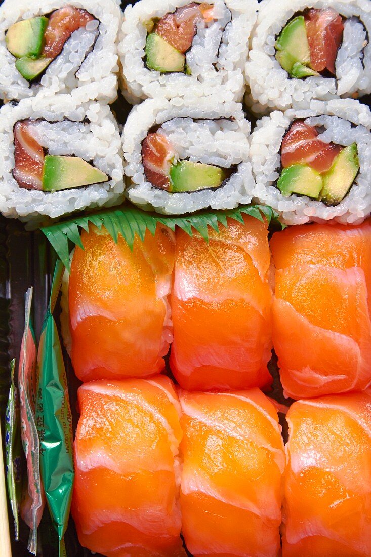 Sushi mit Lachs und Avocado (Cloae Up)