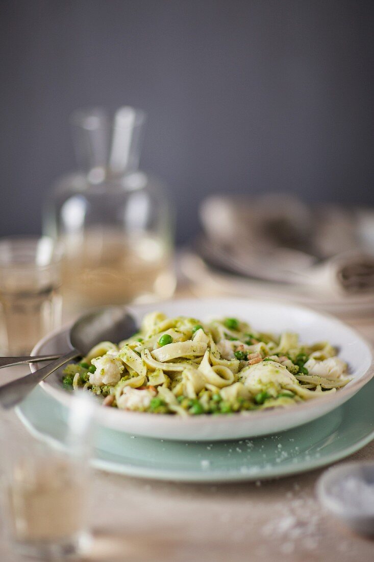 Fettuccine with peas, mozzarella and mint