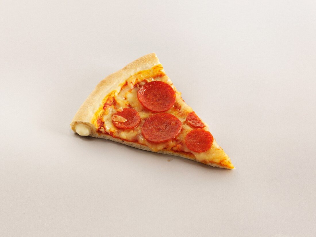 Ein Stück Pizza mit gefülltem Rand und Peperoniwurst