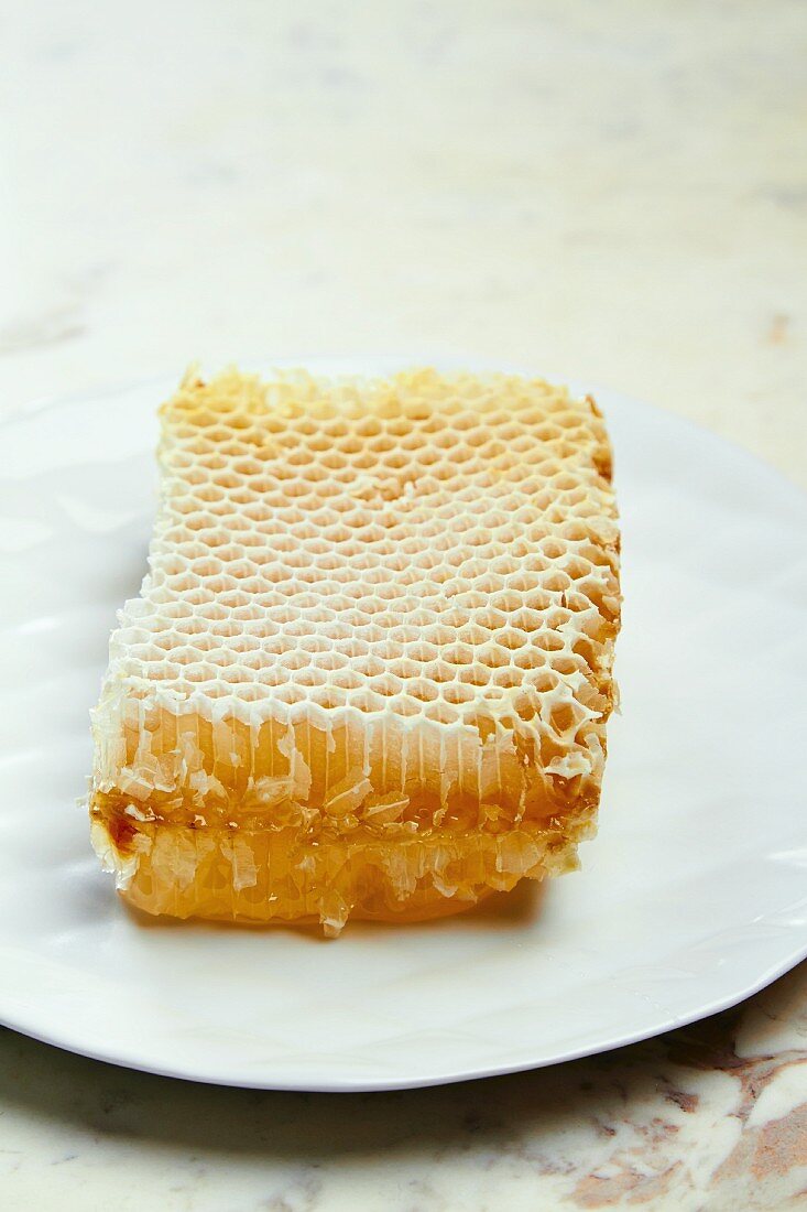 Honigwabe auf weißem Teller