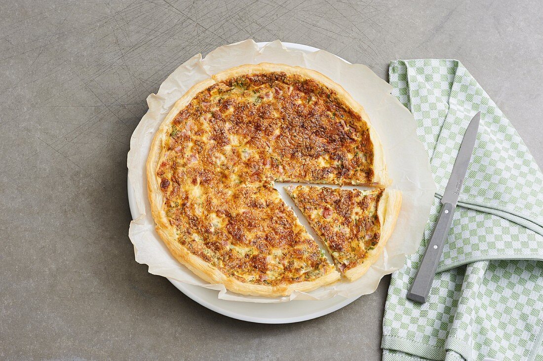 Blätterteigquiche, angeschnitten