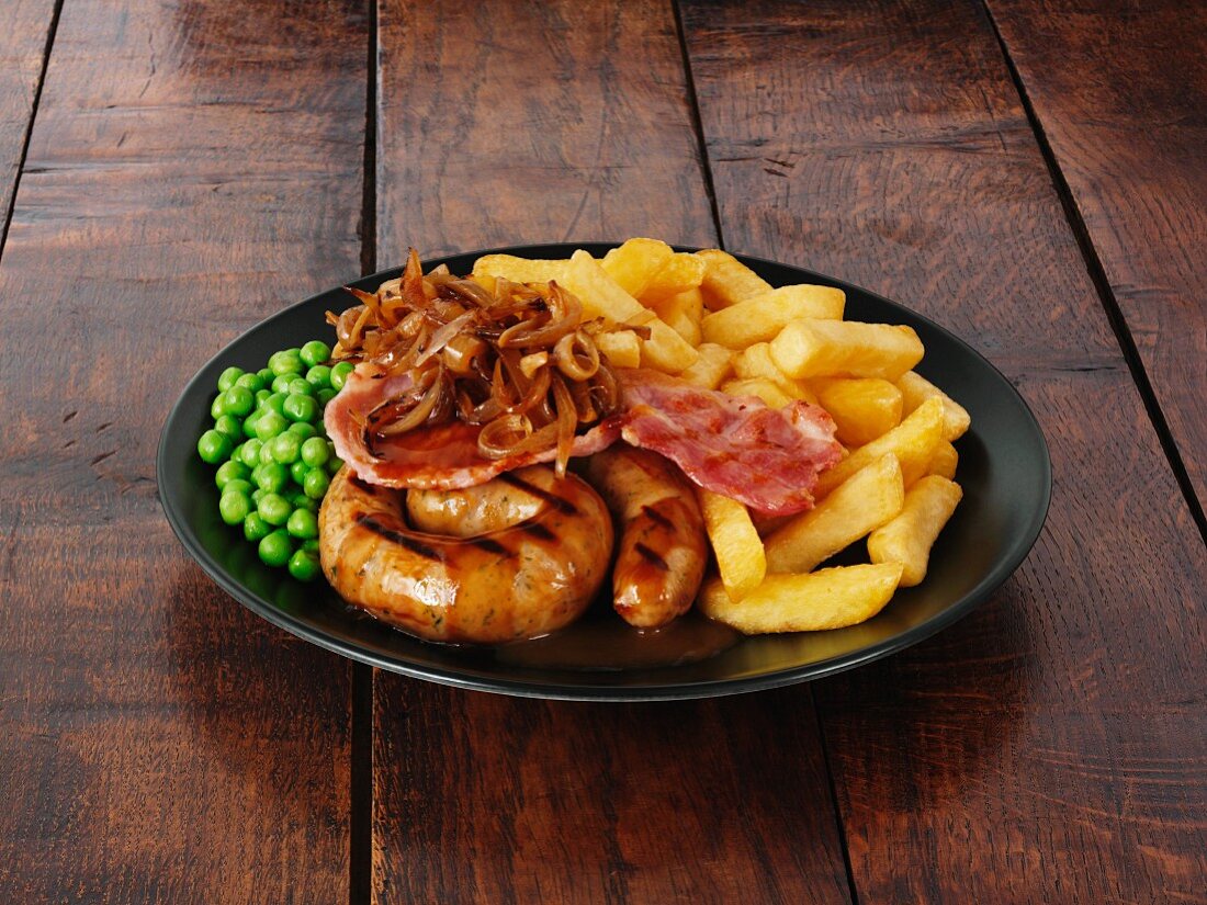 Cumberland-Wurst mit Bacon, Zwiebeln, Gravy und Pommes frites