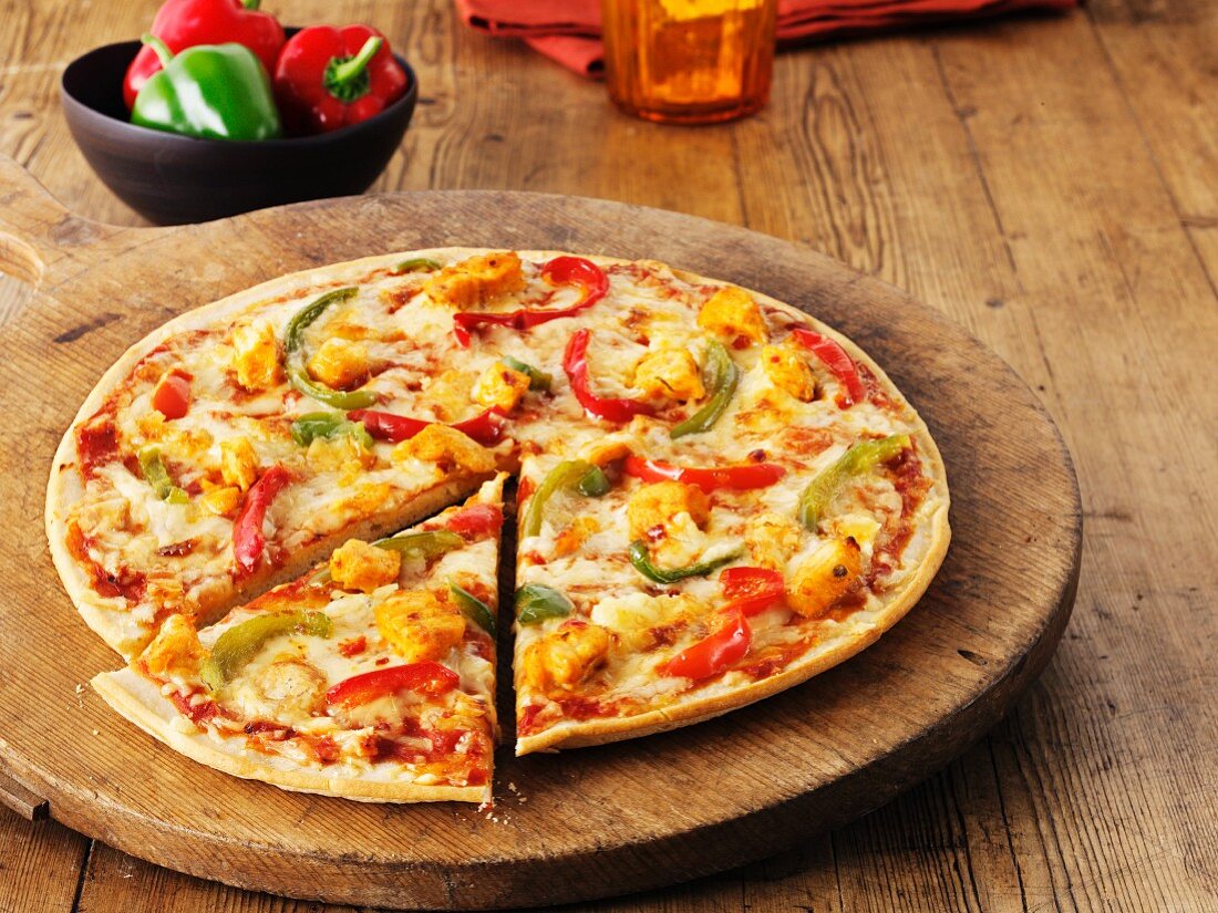A hot and spicy chicken and and pepper pizza