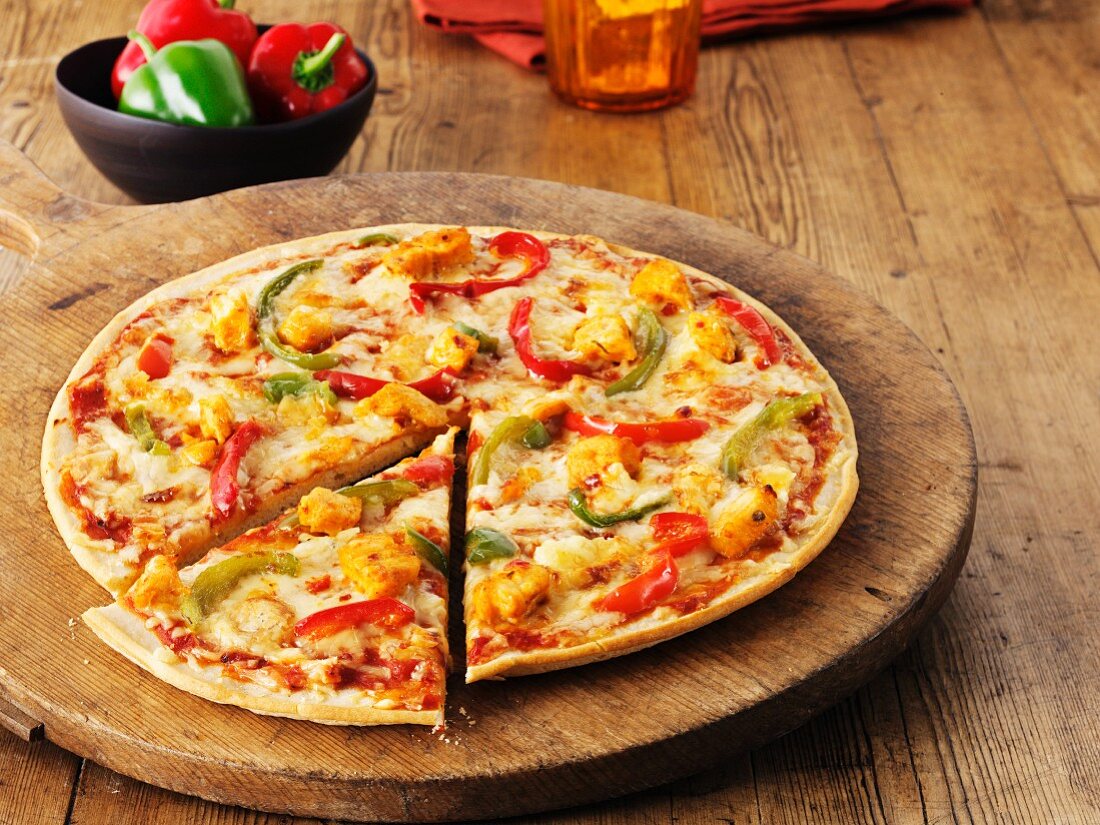 Scharf-würzige Pizza mit Hähnchen und … – Bild kaufen – 11335312 Image ...