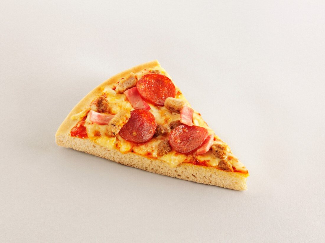 Ein Stück Pizza mit Schinken und Wurst