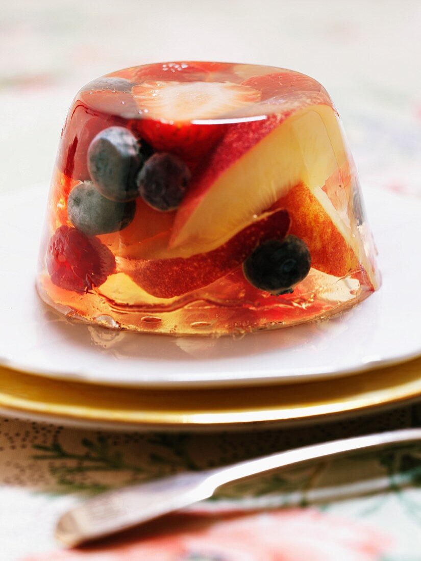 Prosecco jelly with peaches and summer fruits