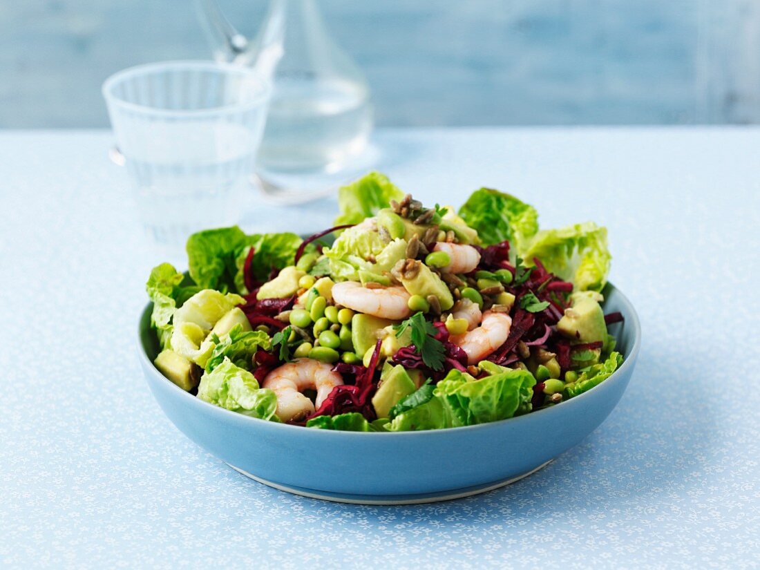 Blattsalat mit Riesengarnelen, Erbsen und Avocado